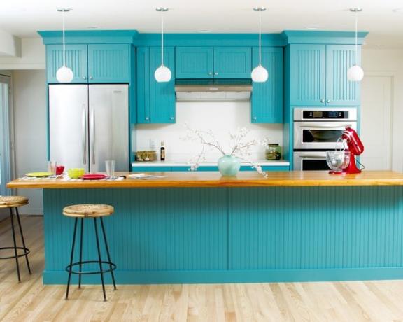 Keukenset in turquoise kleur gecombineerd met lichte wanden en vloer