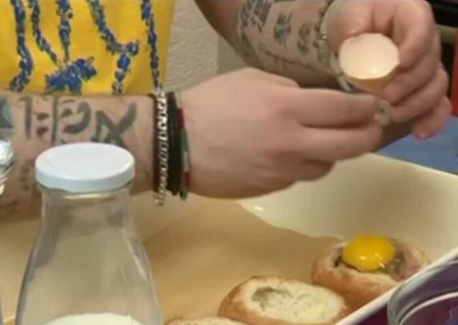 Doe de vulling lagen in een broodje, breek een ei op de top. advertentie
