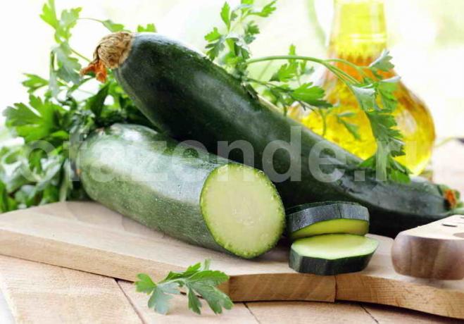 Recept salade van courgette. Illustratie voor een artikel wordt gebruikt voor een standaard licentie © ofazende.ru