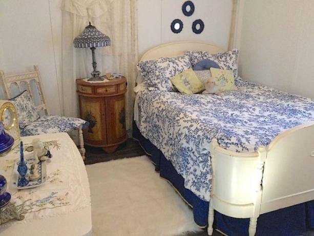 Gezellige retro slaapkamer in witte en blauwe kleuren.