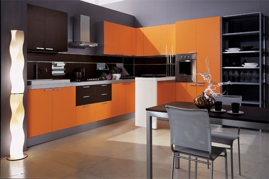 Zwarte elementen zijn niet onderdoen voor oranje, dringen meubels binnen, werken actief samen met storend wit, wat de keuken een buitengewoon comfort geeft