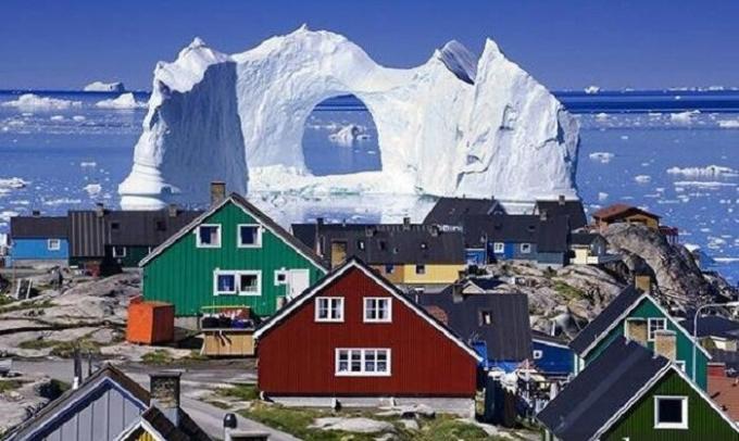 Stad Longyearbyen is wereldwijd bekend om ongebruikelijke gekleurde huizen.