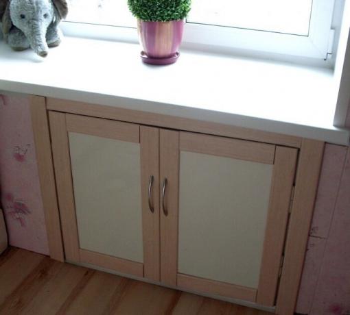 "Chroesjtsjov koelkast" onder het raam in de keuken.