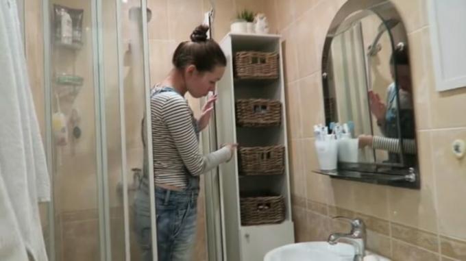 Door de installatie van de douche zou het geval voor de opslag van wasmiddelen te zetten. | Foto: cpykami.ru.