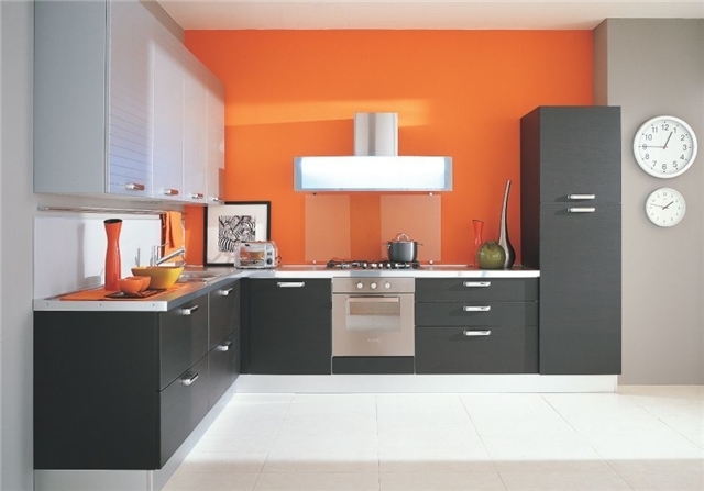 Oranje met zwart, maar in zo'n ongebruikelijke oplossing - alleen oranje muren, de ruimte is horizontaal verdeeld in twee harmonieus gecombineerde componenten