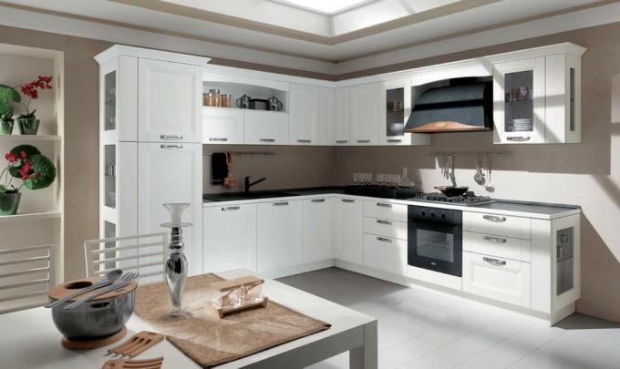 Witte keuken (48 foto's): hoe u het interieur met uw eigen handen kunt decoreren, video-instructies, foto en prijs
