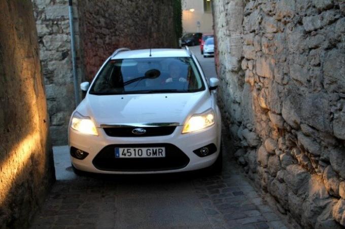 De bestuurder van de Ford sluipt nauwelijks door de smalle straten van Girona Spanje. | Foto: chambersarchitects.com.