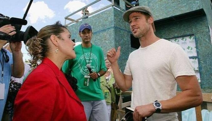 Brad Pitt praat met mensen in het gebied en journalisten.