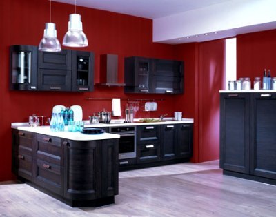 De combinatie van bruin in het interieur van de keuken met wit en rijk rood