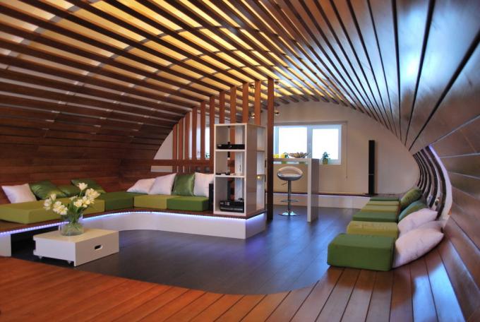 De originele indeling van hout voor de keuken gecombineerd met de woonkamer