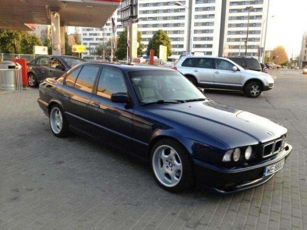 De BMW 5-serie wordt beschouwd als de "standaard" auto voor gangsters van de jaren 