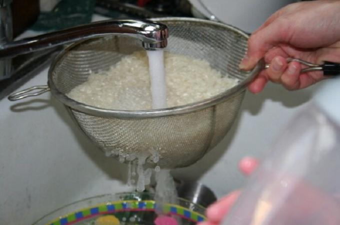 Was de rijst in een vergiet comfortabel met stromend water.