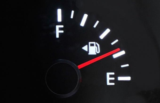  Als de benzine in de tank neigt naar nul.