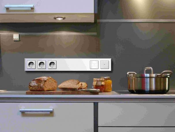 Doe-het-zelf installatie van stopcontacten in de keuken, instructies, foto's en video's
