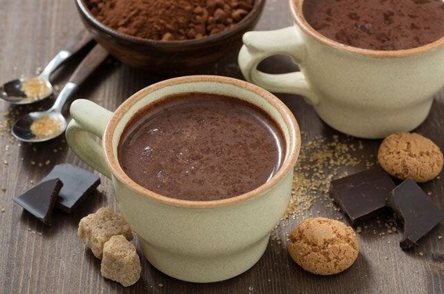 Waarom is het aan te raden om een ​​drankje gemaakt van cacao, niet alleen kinderen, maar ook volwassenen in de leeftijd drinken