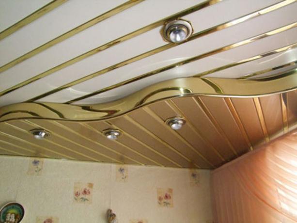 Foto - een voorbeeld van plafonddecoratie.