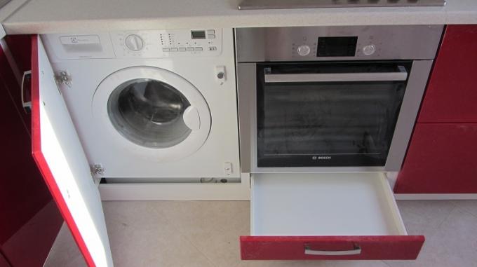 Ingebouwde wasmachine in de keuken, hoe een wasmachine in een keukenset te bouwen: instructies, foto- en videohandleidingen, prijs
