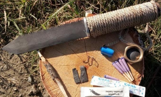 Zelfgemaakte survival mes in het handvat van die wordt geplaatst een heleboel nuttige dingen. | Foto: youtube.com. 