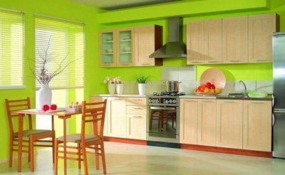 De combinatie van lichtgroene kleur in het interieur van de keuken met contrasterende rode details
