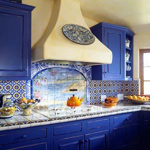 Foto van een blauwe keuken op een achtergrond van lichte muren