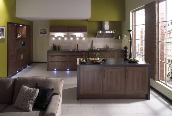Bruine keuken met groen behang - elegantie van stijl