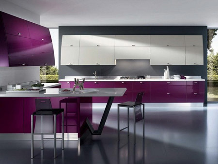 De paarse keuken ziet er stijlvol en sfeervol uit.