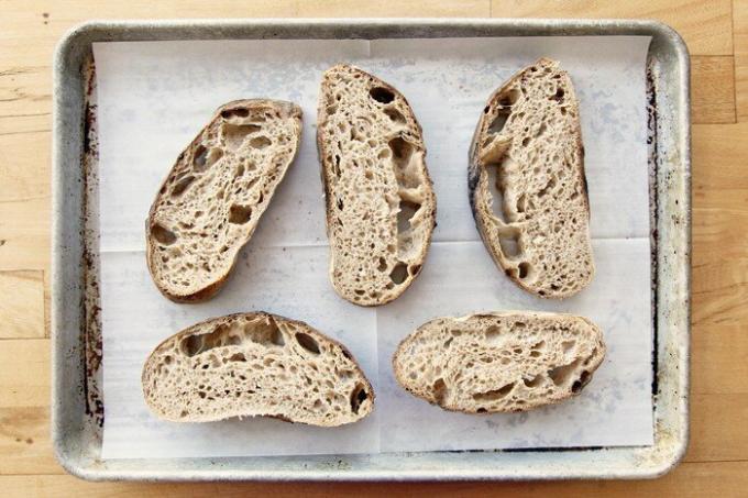 Een truc die nuttig is voor iedereen: hoe het brood vers, zelfs na een maand te houden