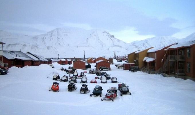 In de winter, alle inwoners en toeristen bewegen op sneeuwscooters (Longyearbyen, Noorwegen).