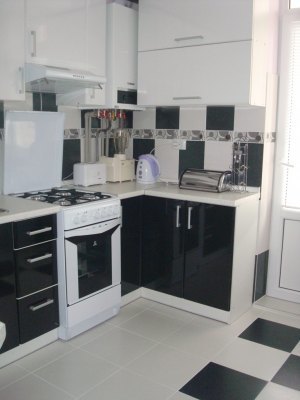 Zwart-witte keukenvloer met dambordontwerp