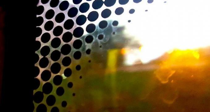 Wat zijn deze zwarte stippen op het glas van de auto en waarom ze nodig zijn