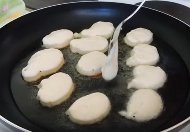 U kunt een lepel pannenkoeken op hete koekenpan zetten.