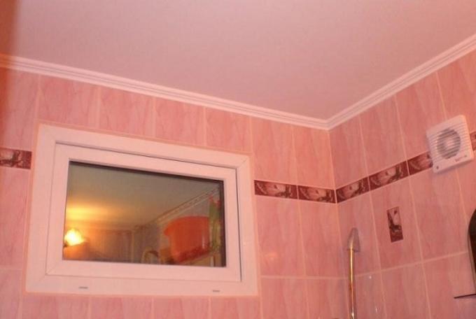 In "Chroesjtsjov" deed het raam van de keuken naar de badkamer.