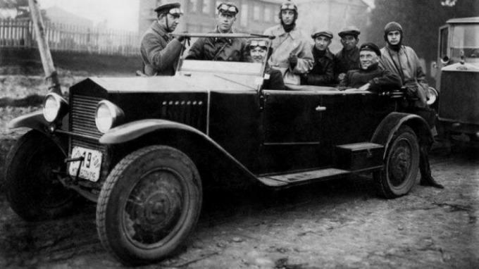 De auto was een luxe voor de oorlog.
