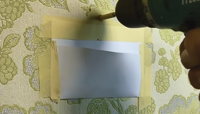 Zak van papier en plakband beschermt wallpaper stof dat ontstaat bij het boren 