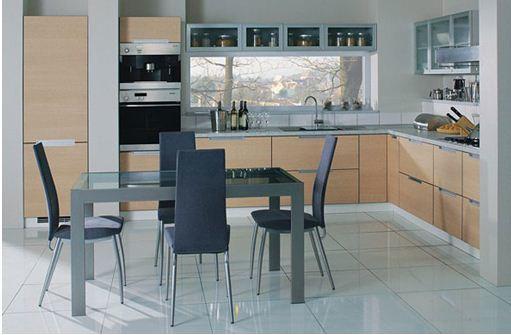 Op deze foto is een moderne keuken de standaard van een typische omgeving