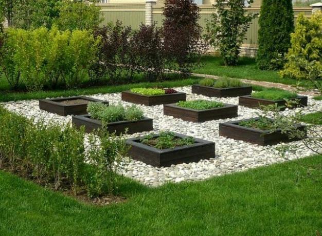 Wicker en bakstenen: de ideale rand tuin