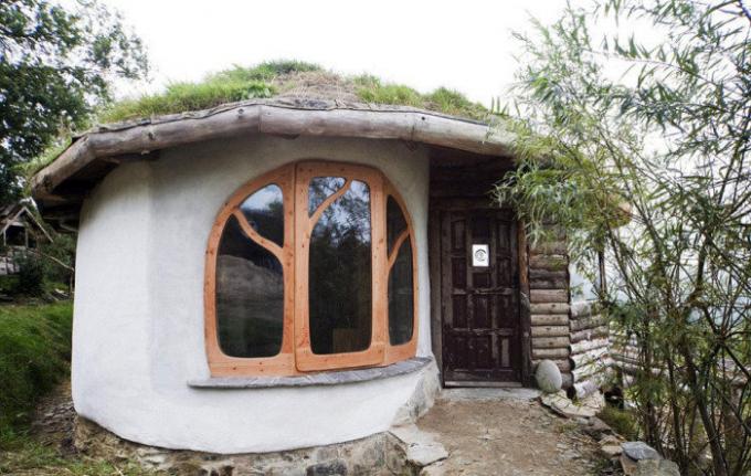 Eigen huis, het koppel opgebouwd uit schroot natuurlijke materialen. | Foto: thesun.co.uk.