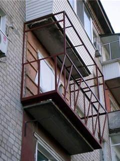 Beglazing en isolatie van het balkon moeten gebaseerd zijn op een hoekkozijn.
