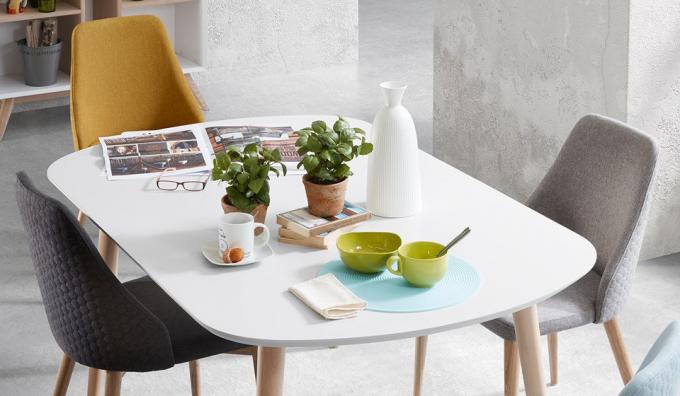 Op de foto: een ovale tafel en stoelen schuiven Oakland Roxie