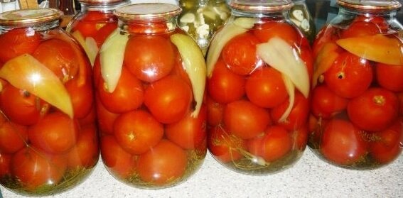 Een heerlijk recept voor gepekelde tomaten voor de winter