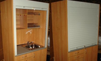 Minikeuken in een kast met rolluiken in plaats van deuren