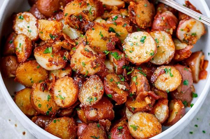 Verbazingwekkend heerlijke gouden korst met aardappelen in de oven