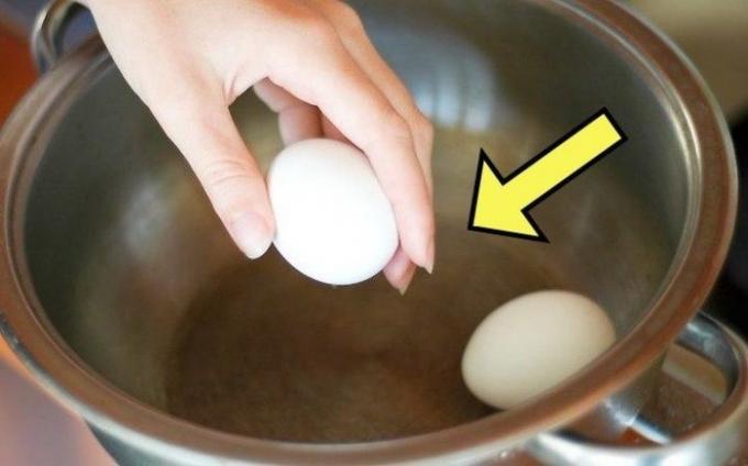 Kook de eieren, die een fractie van een seconde kan worden gereinigd.