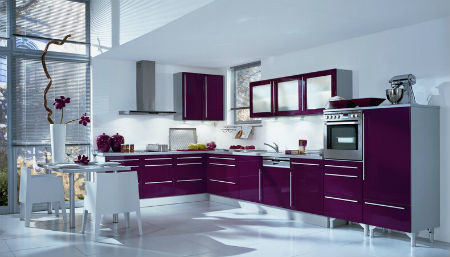 Moderne stijlvolle keuken in lila en wit