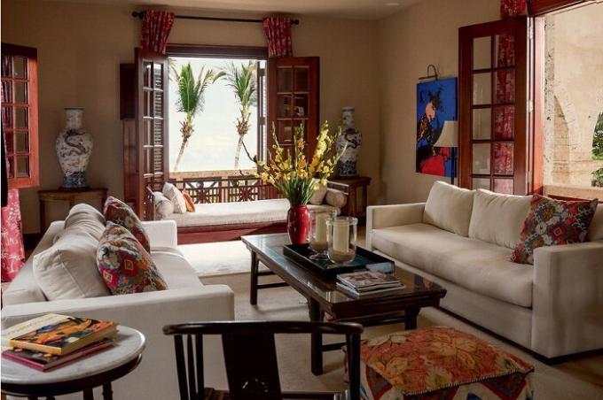 Het interieur van de woonkamer: antieke vazen, geïmporteerd uit China, het beeld Dominicaanse kunstenaar Herman Perez, stijlvol meubilair uit Spanje. | Foto: Thiago Molinos (Tiago Molinos).
