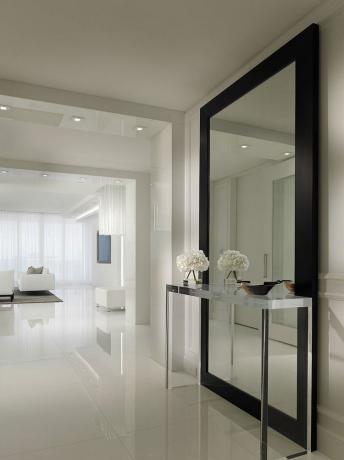 Het gebruik van hoge spiegels kan licht en volume toevoegen aan de kamer.