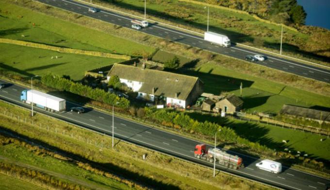 Landbouwgrond, die op de Britse snelweg M62.