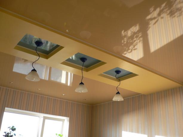 Bij het kiezen van een plafond voor de keuken, is het niet nodig om één materiaal te gebruiken