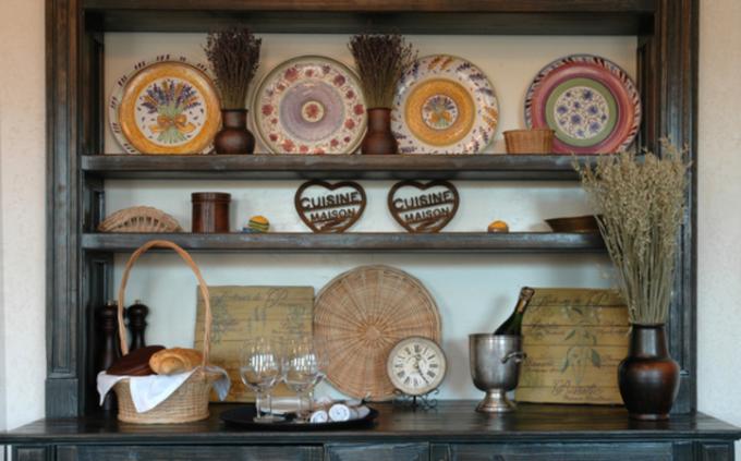 Decoratieve keramische platen (ook met de hand beschilderd) worden een stijlvol accessoire voor uw keuken