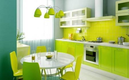 Lichtgroene stoelen voor de keuken benadrukken perfect een enkel stilistisch idee